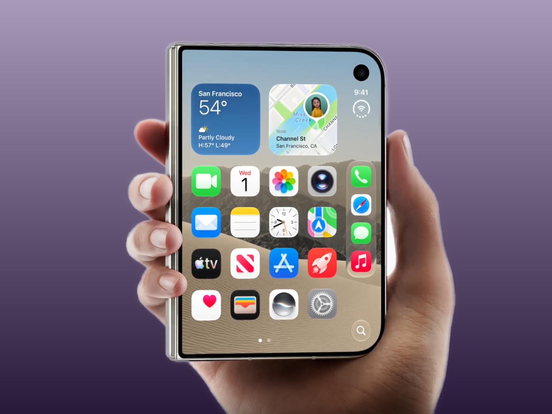 Ruka drží smartphone Apple iPhone Dup s domovskou obrazovkou, počasí San Francisco a mapou, ikony aplikací viditelné.