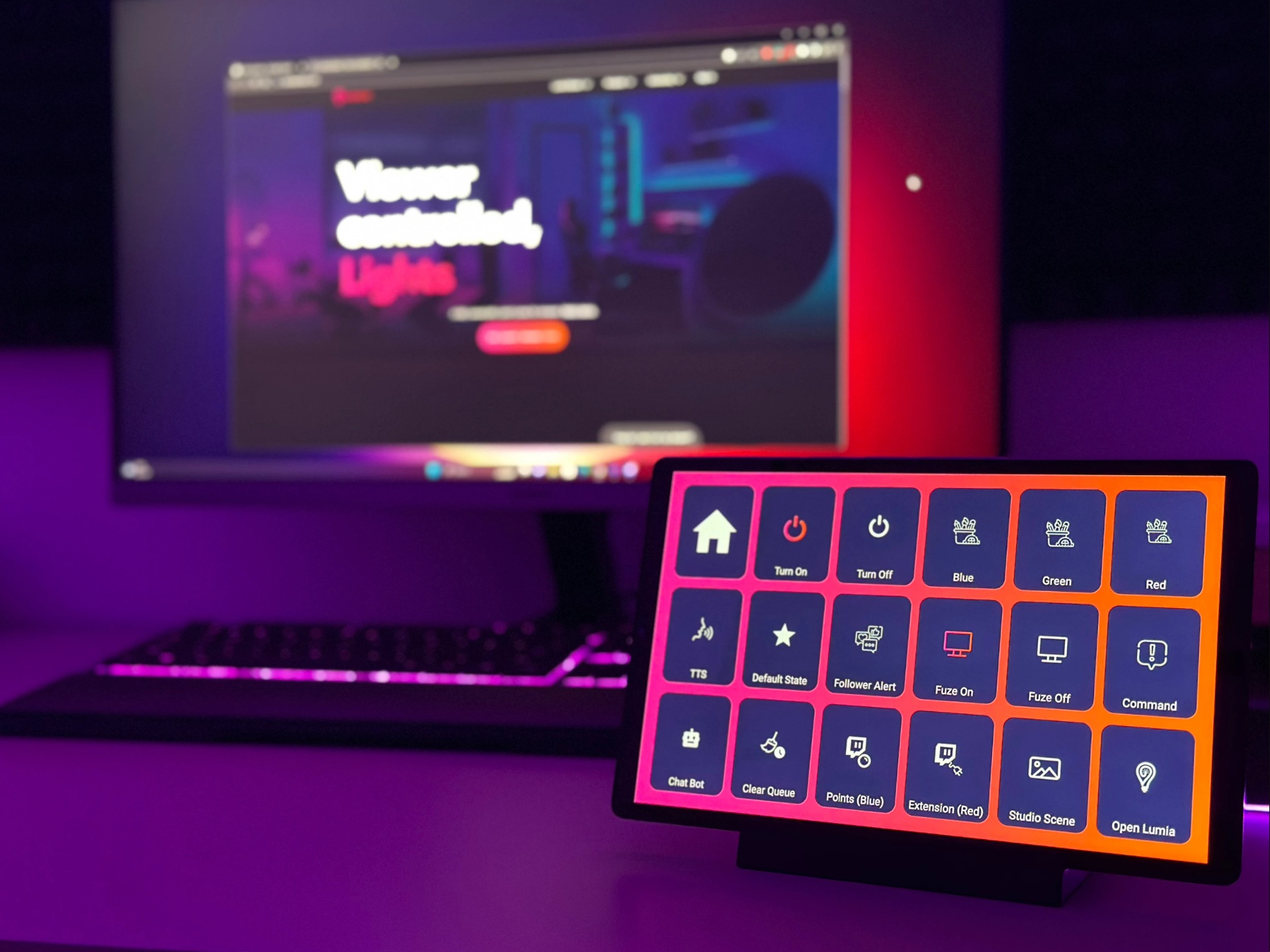 Barevná ovládací konzole s tlačítky vedle monitoru s rozhraním a rozmazaným textem v neonovém světle.