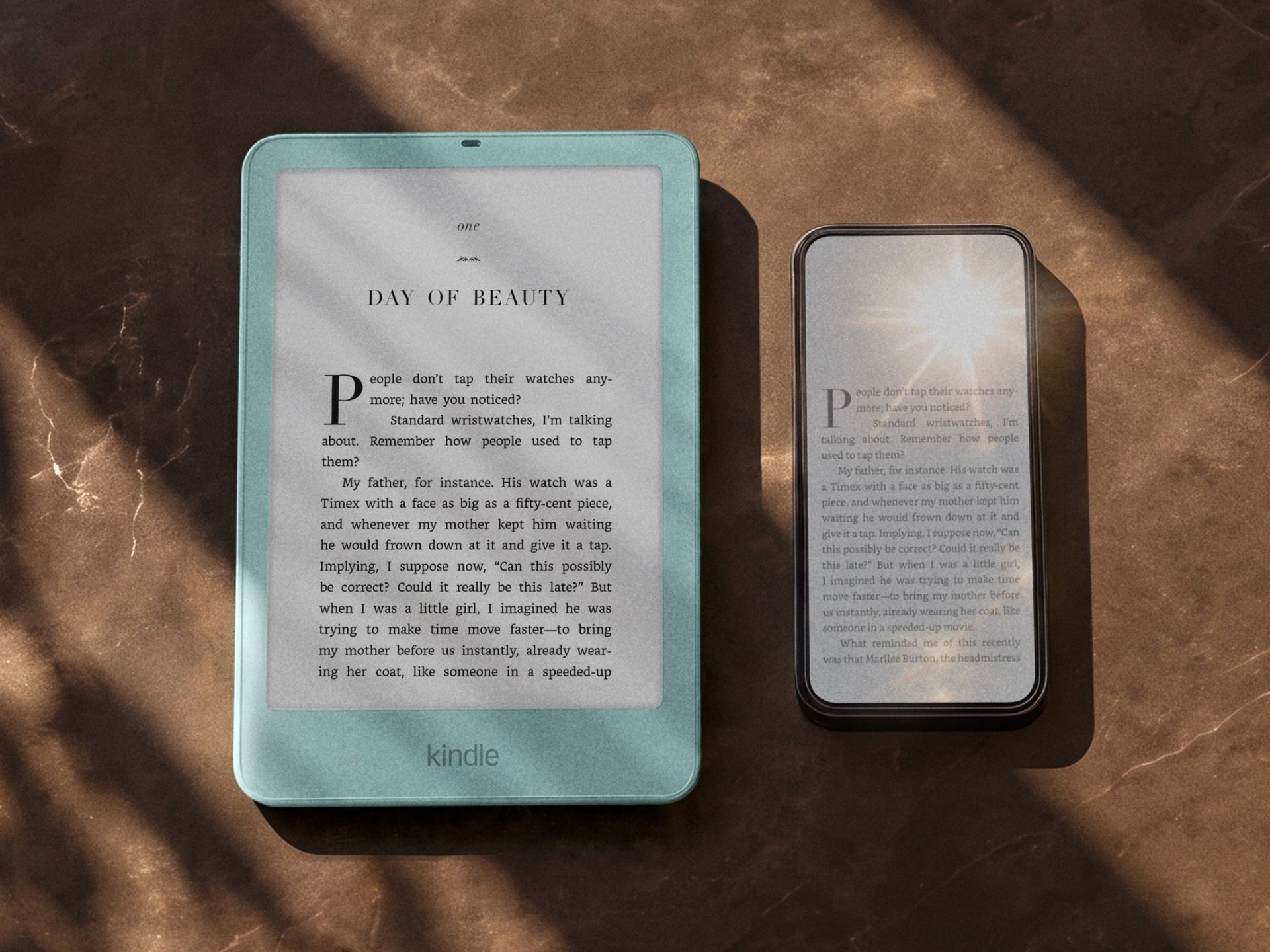 Modrý Kindle a smartphone vedle sebe na mramorovém stole, oba zobrazují text z knihy.