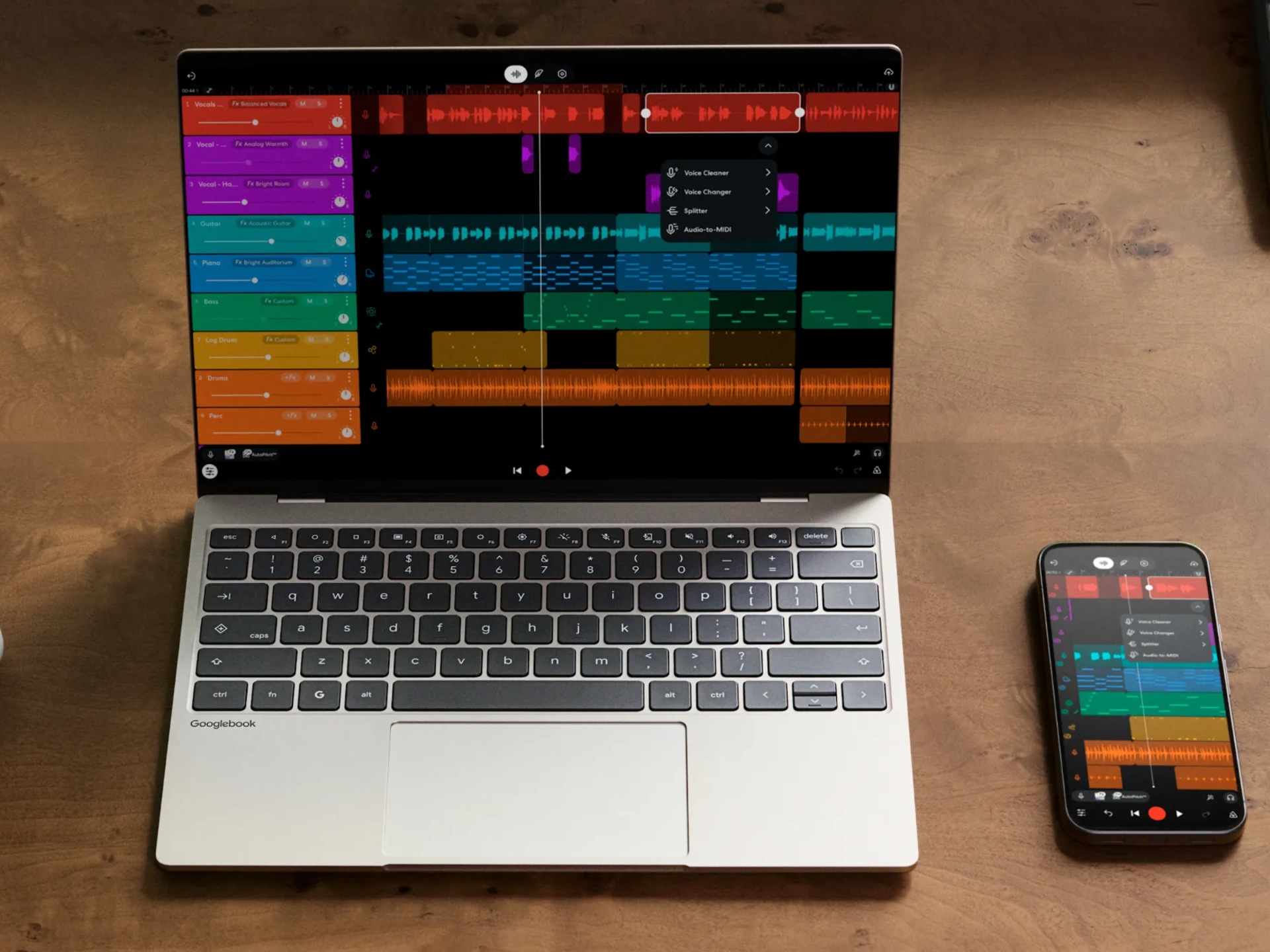 Googlebook zobrazuje audio editor s barevnými stopami a telefon vedle s podobným rozhraním.