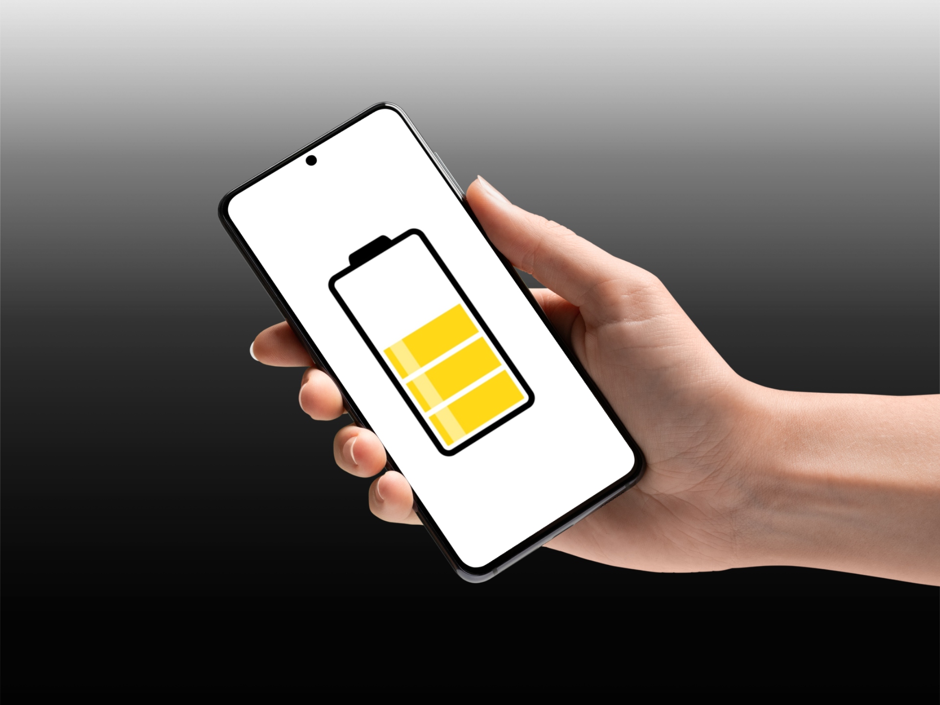 Ruka drží Samsung Galaxy s ikonou vybíjení baterie po aktualizaci na Android 17 s One UI 9