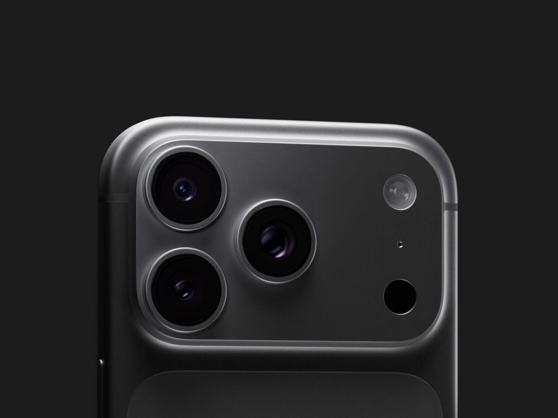 Detail zadní strany iPhone 18 PRO s trojitým fotoaparátem, bleskem a mikrofonem na tmavém pozadí.