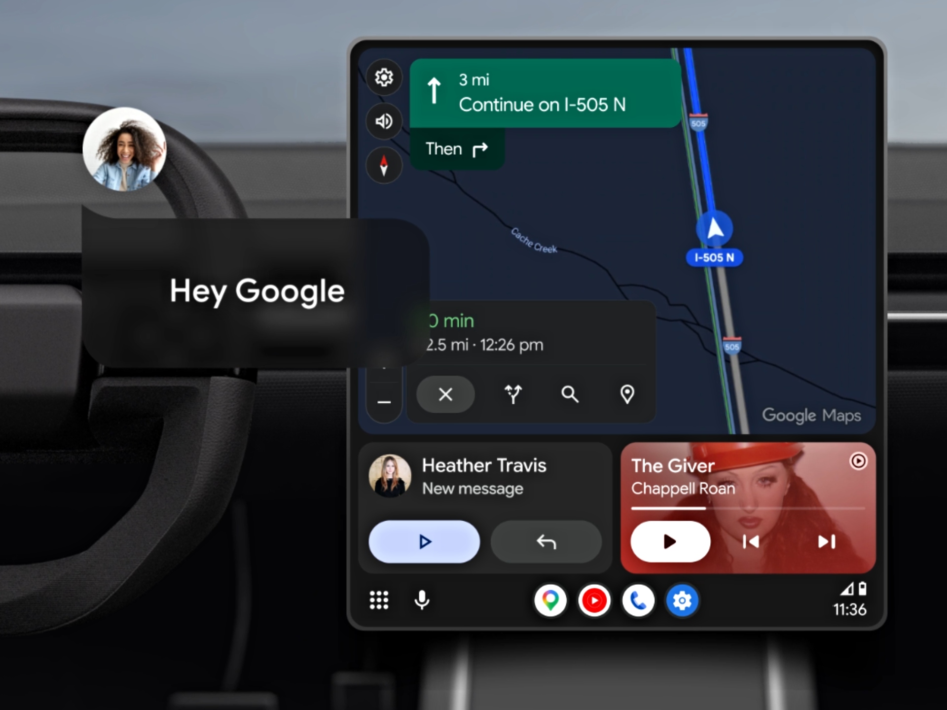 Displej v autě zobrazuje Android AUto a navigaci Google Maps s trasou I-505 N a hlasovou zprávou.