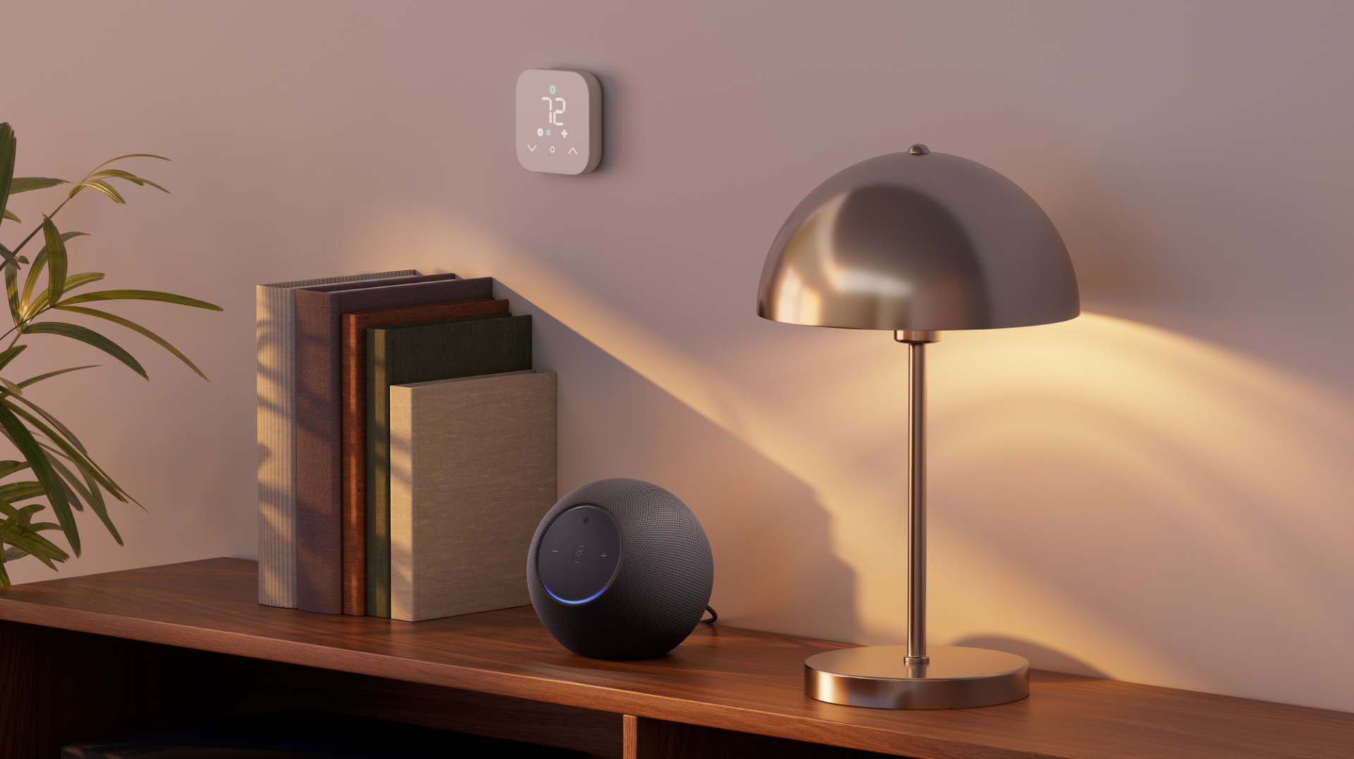 Moderní interiér: stojací lampa, chytrý reproduktor Echo Studio od Amazonu a knihy na dřevěné polici, teplé světlo.